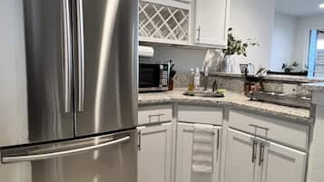 Réfrigérateur, micro-ondes, cafetiÚre/bouilloire, bouilloire électrique