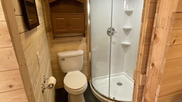 Douche, serviettes fournies, savon, shampoing