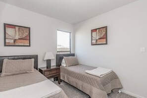 4 bedrooms, iron/ironing board, WiFi, bed sheets - Modern Spacious 4BR New Built Retreat ~ Fam&Group (Seagoville)