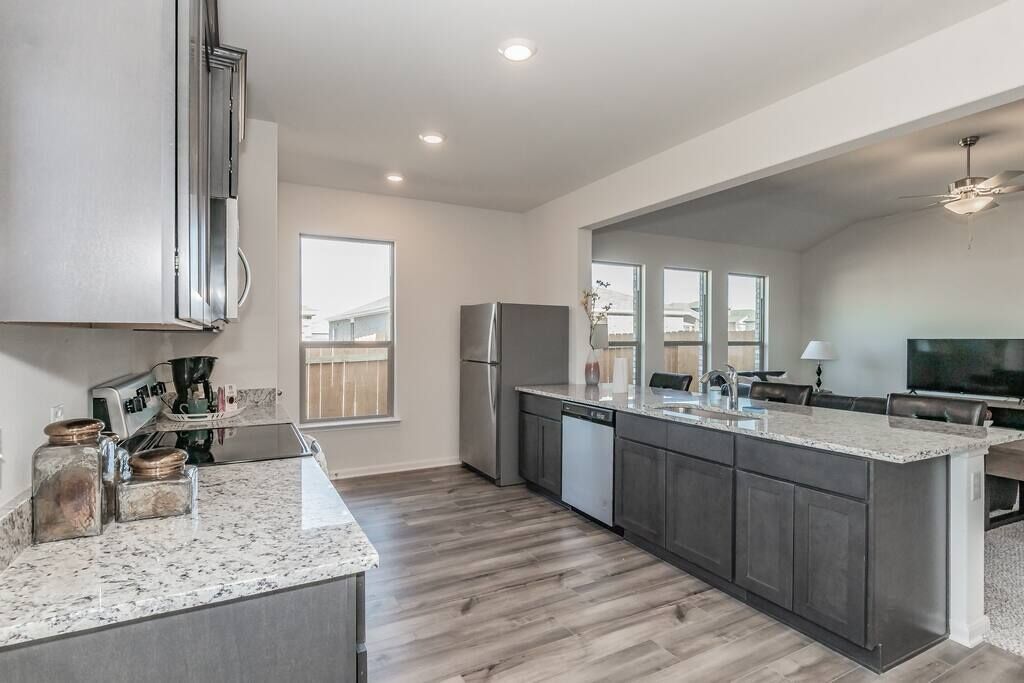 Refrigerador, microondas, horno y parrilla de estufa 