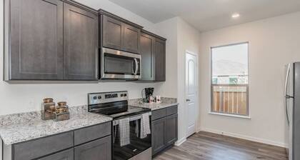 Modern Spacious 4BR New Built Retreat ~ Fam&Group