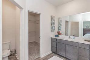 Bathtub - Modern Spacious 4BR New Built Retreat ~ Fam&Group (Seagoville)