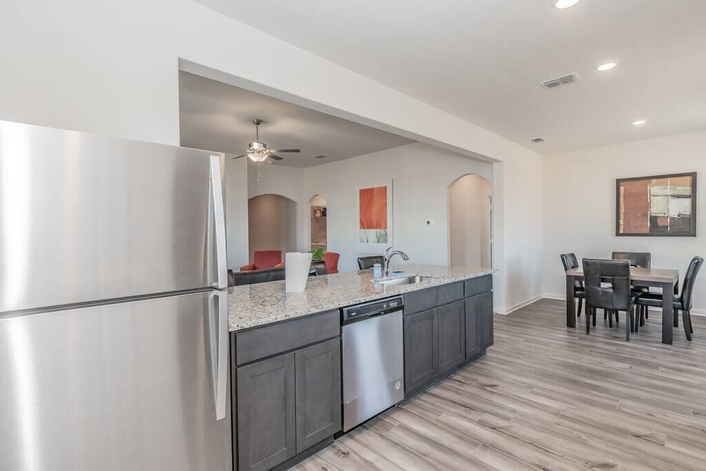 Modern Spacious 4BR New Built Retreat ~ Fam&Group