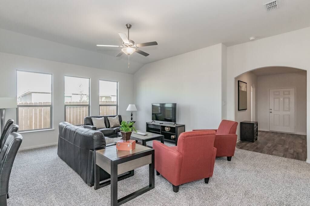 Modern Spacious 4BR New Built Retreat ~ Fam&Group