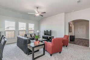 TV - Modern Spacious 4BR New Built Retreat ~ Fam&Group (Seagoville)
