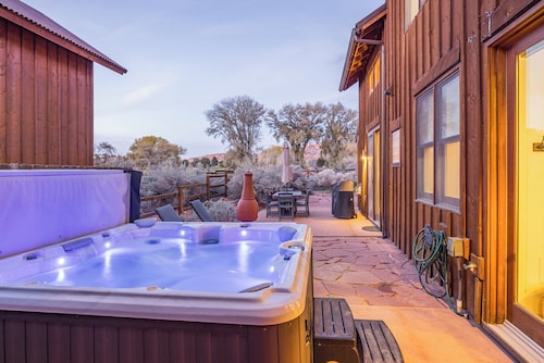 Coyote Run-pet friendly - Moab Rustic Retreat- Private Hot-Tub-Fireplace