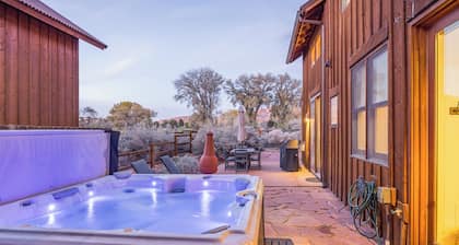 Coyote Run-pet friendly - Moab Rustic Retreat- Private Hot-Tub-Fireplace