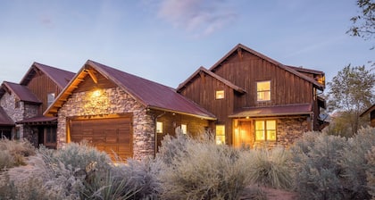 Coyote Run-pet friendly - Moab Rustic Retreat- Private Hot-Tub-Fireplace