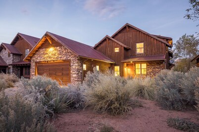 Coyote Run-pet friendly - Moab Rustic Retreat- Private Hot-Tub-Fireplace