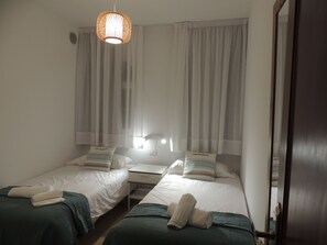 2 多间卧室、客房内保险箱、办公桌、熨斗/熨衣板