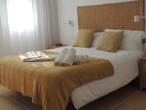 2 bedrooms, in-room safe, desk, iron/ironing board
