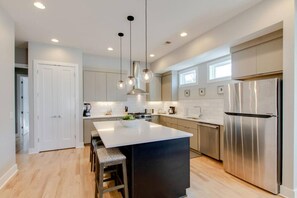 Refrigerador, microondas, horno, placa de cocina