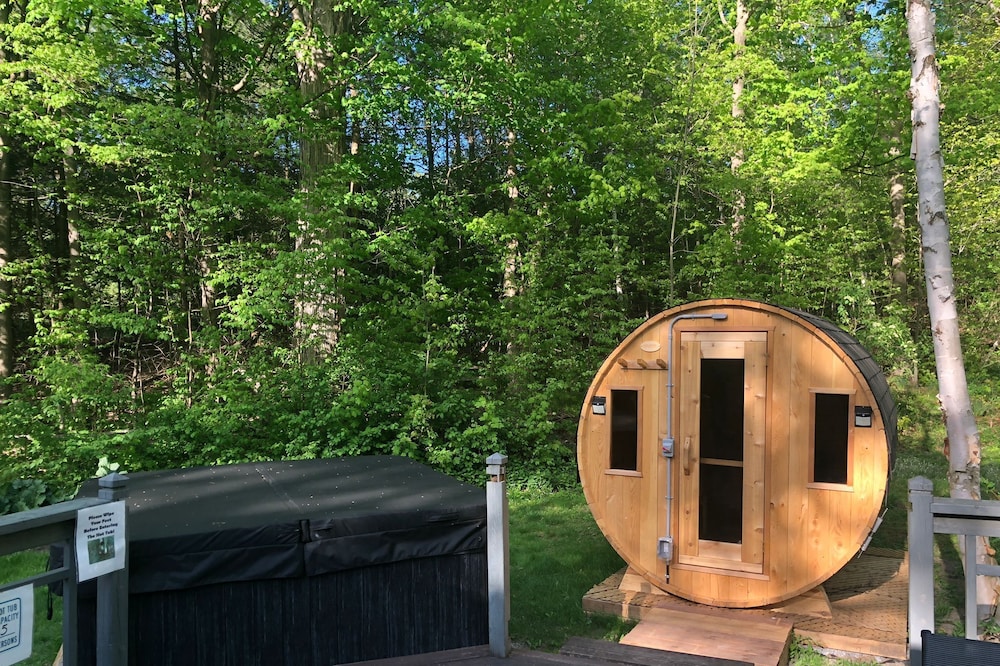 Sandy Lake Charm Authentic Cottage -Hot Tub, Sauna