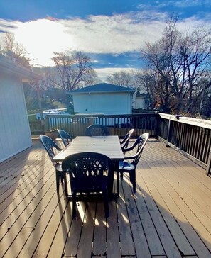 Outdoor dining - Charming ranch style home (Bellevue)