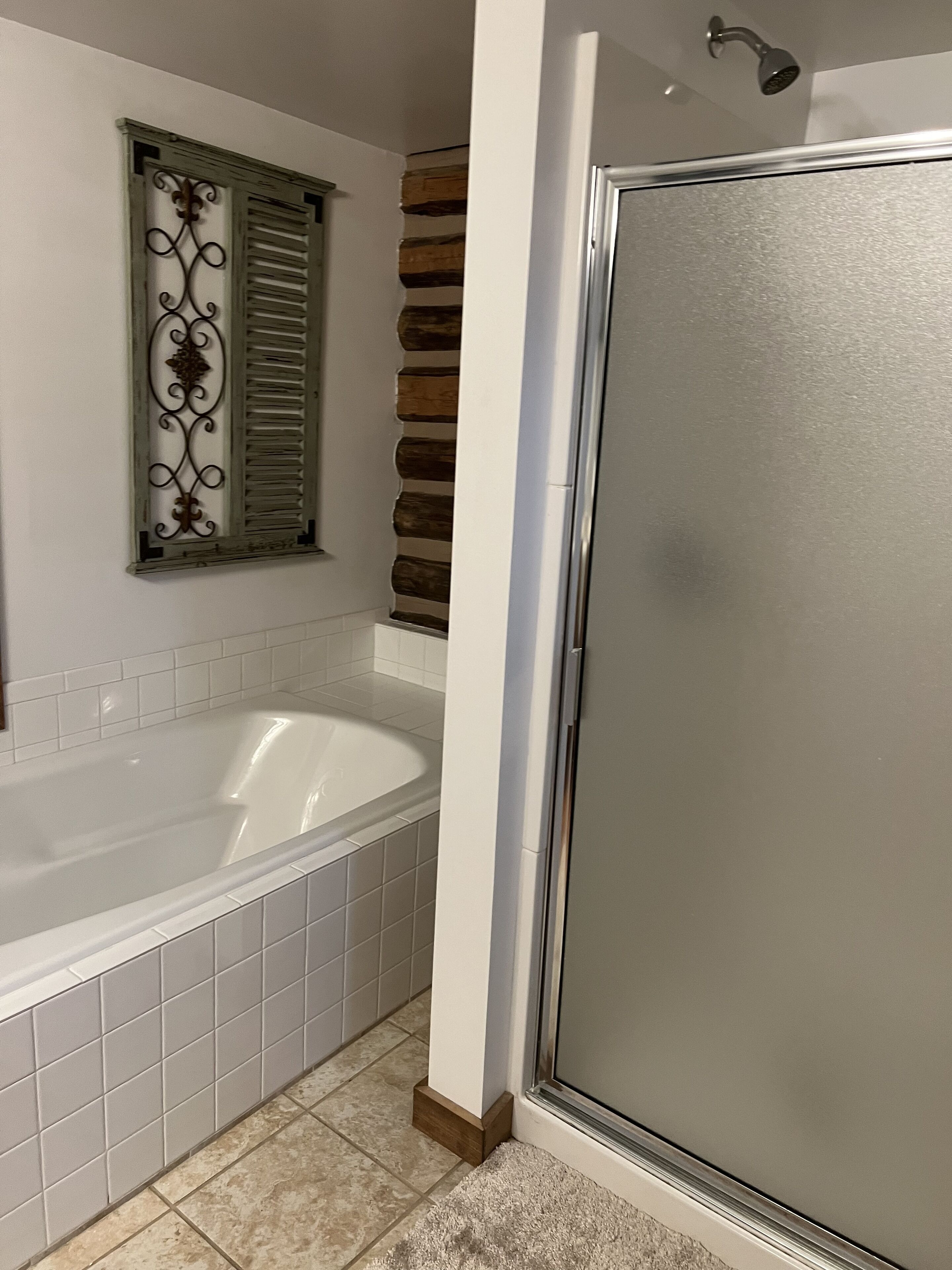 Country  setting Old Log Home   5 mins  to Spring  River