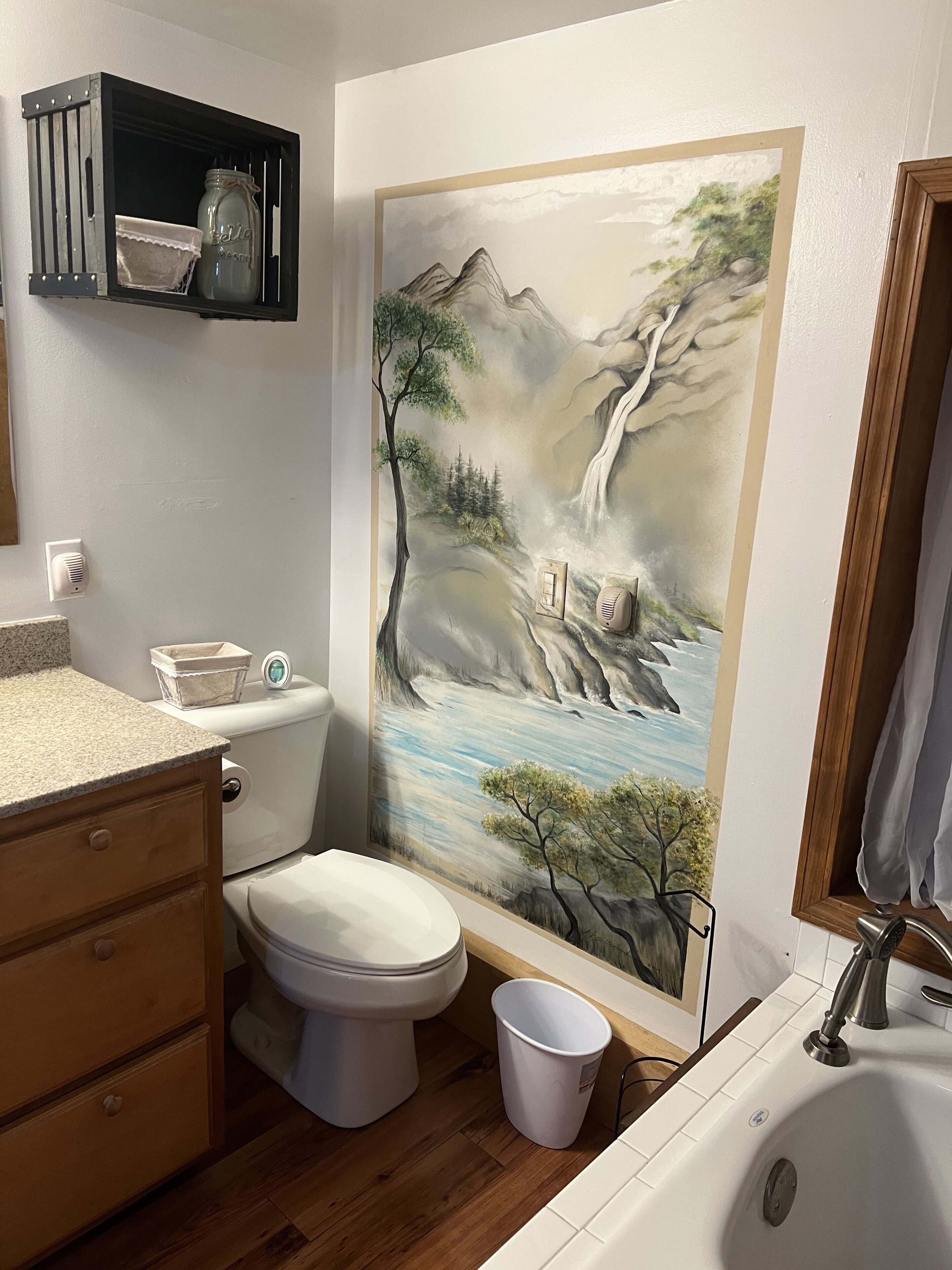 Country  setting Old Log Home   5 mins  to Spring  River