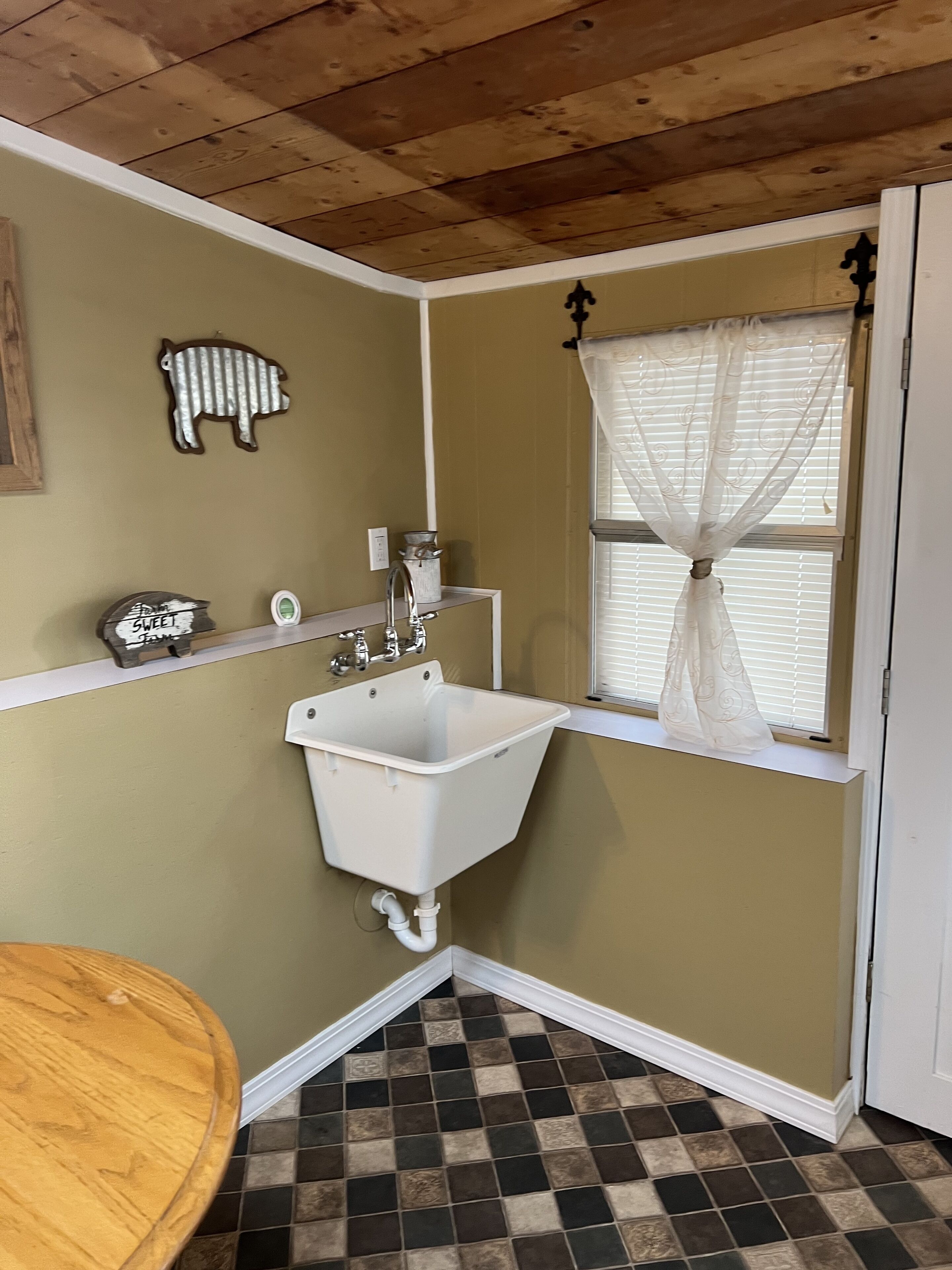 Country  setting Old Log Home   5 mins  to Spring  River