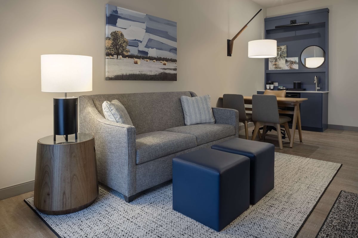 Suite, 1 cama King size | Área de sala de estar | Smart TV de 55 pulgadas con canales vía satélite, televisión y Netflix