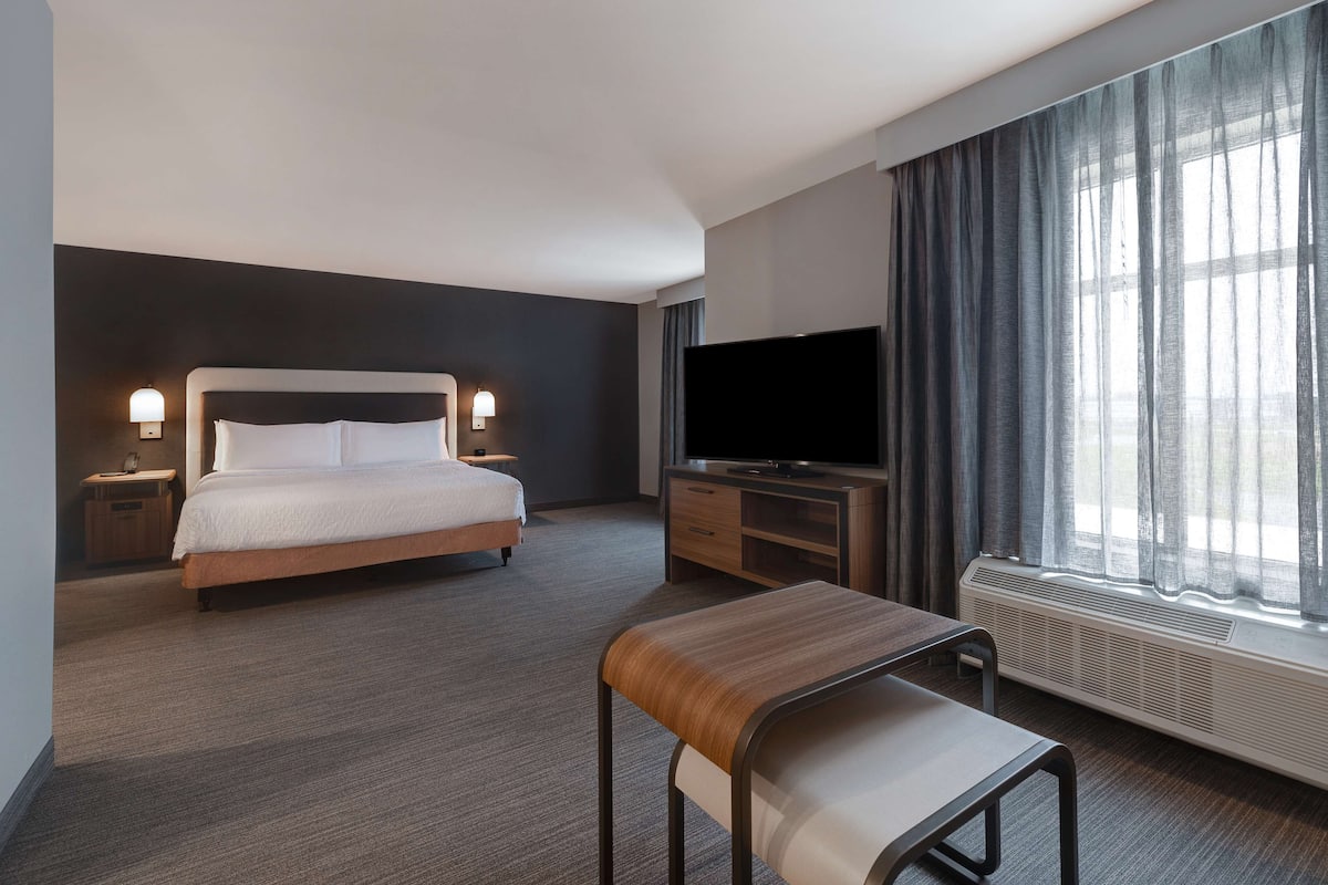 In-room safe, bed sheets