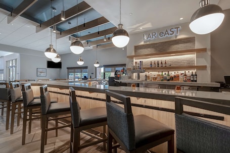 Bar (on property). Homewood Suites by Hilton Oak Creek Milwaukee