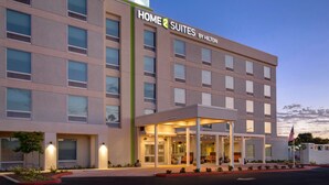 Un hôtel moderne, reconnaissable à son enseigne où l’on peut lire : « HOME 2 SUITES BY HILTON ».