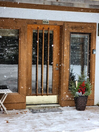 Cozy, KING BED, 1 bath, sleeps 4, FULL kitchen, washer and dryer, Pool, Wifi