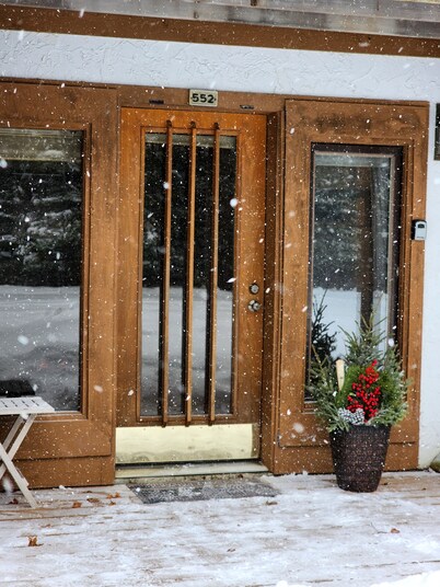 Cozy, KING BED, 1 bath, sleeps 4, FULL kitchen, washer and dryer, Pool, Wifi