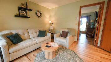 Smart-tv, een open haard en boeken