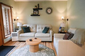 Smart TV, chimenea y libros