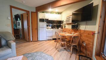 Televisor intel·ligent, llar de foc i llibres