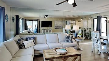 Kondominium, Beberapa Tempat Tidur, balkon (Villa 2412 - No Pets) | Area keluarga | Televisi layar datar 42-inci dengan saluran TV digital