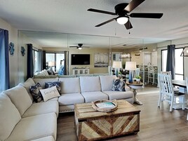 คอนโด, หลายเตียง, ระเบียง (Villa 2412 - No Pets) | บริเวณนั่งเล่น | ทีวีจอแบน 42 นิ้ว พร้อมช่องดิจิตอล