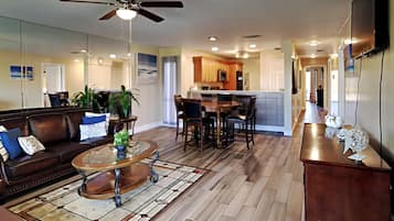 公寓客房, 多張床, 庭院, 高球場景觀 (Villa 2112 - No Pets) | 起居區 | 42-吋平面電視,提供數位頻道