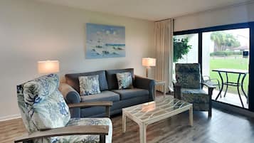 Kondominium, Beberapa Tempat Tidur, balkon (Villa 2503 - No Pets) | Area keluarga | Televisi layar datar 42-inci dengan saluran TV digital