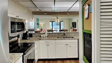 Kondominium (Villa 3207 - No Pets) | Dapur pribadi | Lemari es, microwave, oven, dan kompor