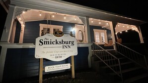 Das Schild des Smicksburg Inn mit einer Treppe, die zum Eingang führt.