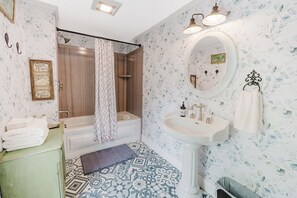 Combined shower/tub, jetted tub, hair dryer, towels