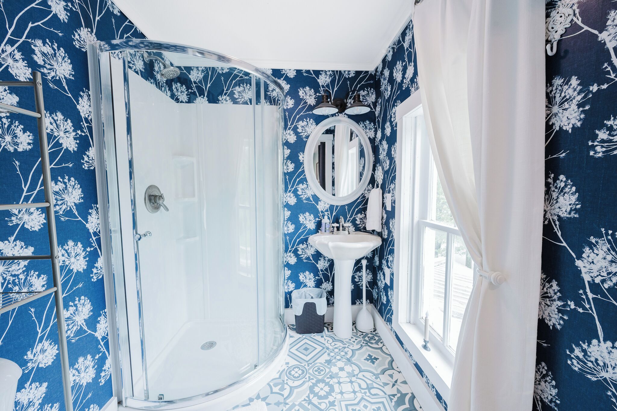 Combined shower/bathtub, jetted bath, hair dryer, towels