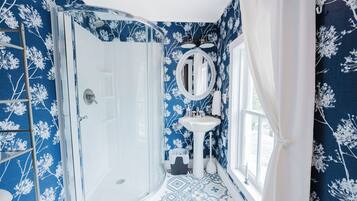 Combined shower/bathtub, jetted bath, hair dryer, towels