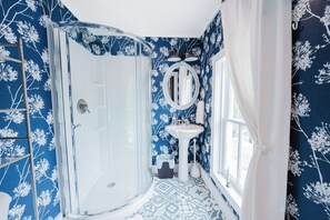 Ensemble douche/baignoire, baignoire à jets, sèche-cheveux