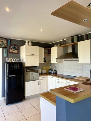 Réfrigérateur, micro-ondes, four, lave-vaisselle