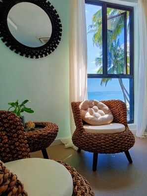 Smart TV, video games, DVD player, books - Nasara Resort - Executive Ocean Front 3 Bedroom Unit 255m2 (North Sipora Mentawai Islands)