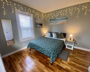 3 habitaciones, escritorio y tabla de planchar con plancha 