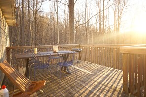 Outdoor dining - Hot tub/Pool Table/Wi-Fi/Gym/Views/Pets/Tanning (Great Cacapon)