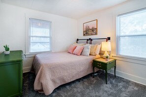 3 habitaciones, escritorio y tabla de planchar con plancha 