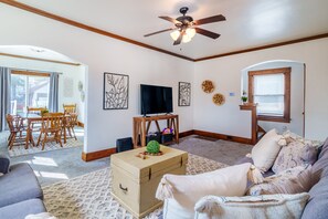 Smart TV, chimenea, reproductor de DVD y oficina 