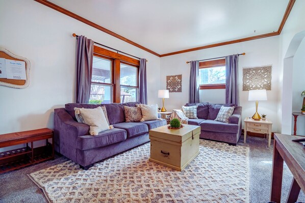 Smart TV, chimenea, reproductor de DVD y oficina 