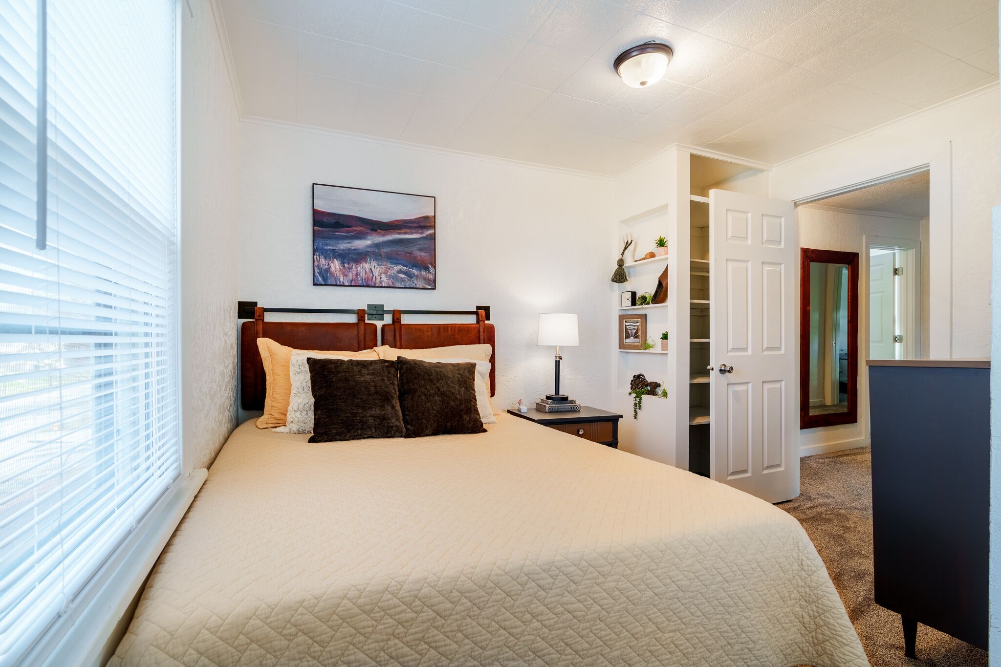 3 bedrooms, desk, iron/ironing board, travel cot