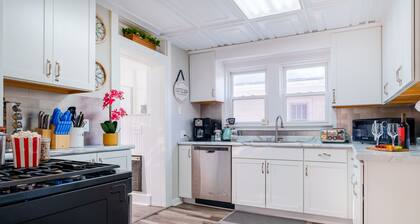 King Bed, Large Deck, Free Bikes, Walk to Lakeside Rose Garden, 2mi to Downtown