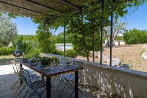 تناول الطعام بالخارج